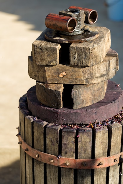 Lagar com mosto tinto e parafuso helicoidal. As mãos do enólogo fecham.