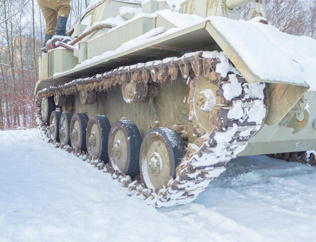 Lagartas cobertas pelo tanque de neve su-76.