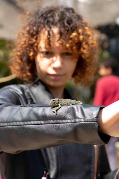 Un lagarto en el brazo de una mujer.