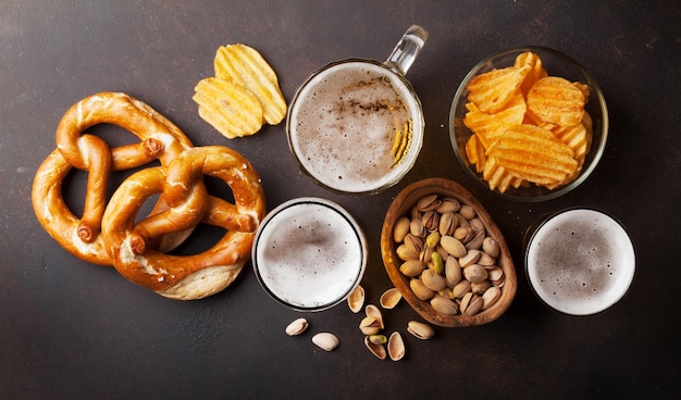 Lager Bier und Snacks