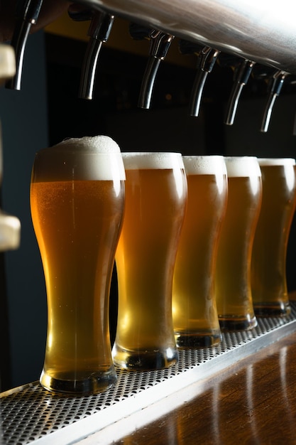 Foto lager bierglas mit schaum in einer bar