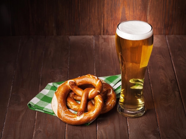 Foto lager bierglas und brezel