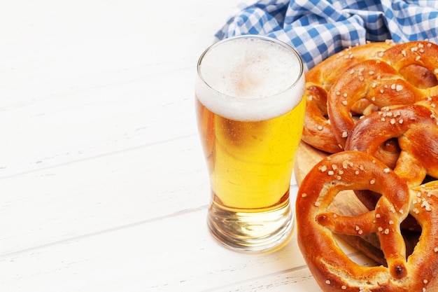 Foto lager bierkrug und frisch gebackene hausgemachte brezel