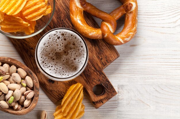 Lager Bierkrug und Snacks