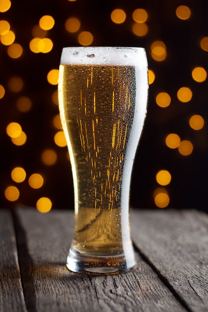 Lager cerveza de barril en un vaso en mesa de madera oscura