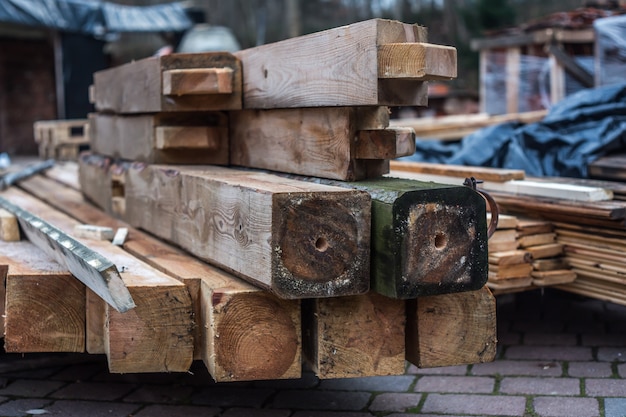 Lager Holzbretter auf der Straße