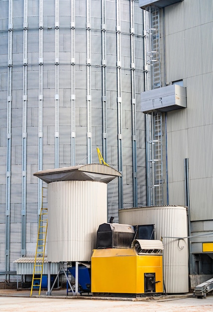 Lagerarchitektur der Metallindustrie. Große Metallfabrikgebäude.