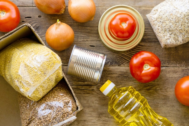 Lagerbestand verschiedener Produkte auf hölzernem Hintergrund