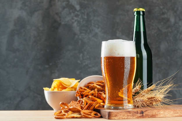 Lagerbier und Imbisse auf Steintabelle. Cracker, Chips Seitenansicht