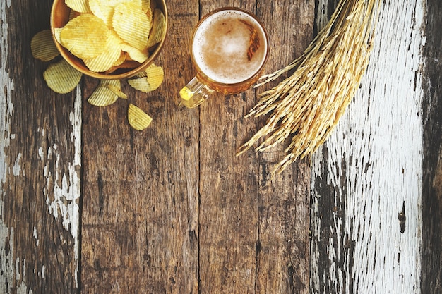 Foto lagerbier und -snäcke auf holztisch