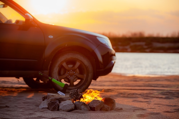 Lagerfeuer am Abend am Flussufer