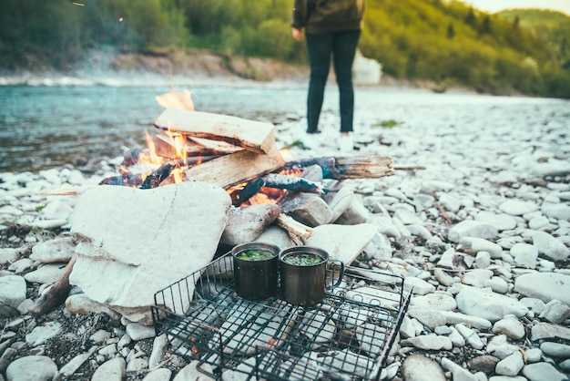 Lagerfeuer am Flussufer in den Karpaten