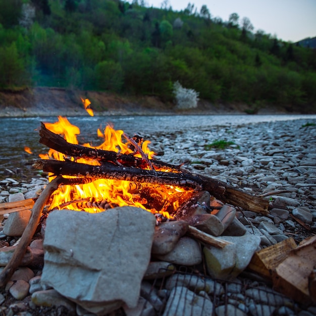 Lagerfeuer am Flussufer in den Karpaten