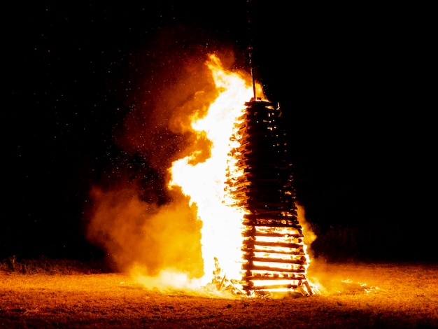 Foto lagerfeuer auf dem feld in der nacht