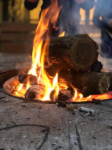 Lagerfeuer auf Holz