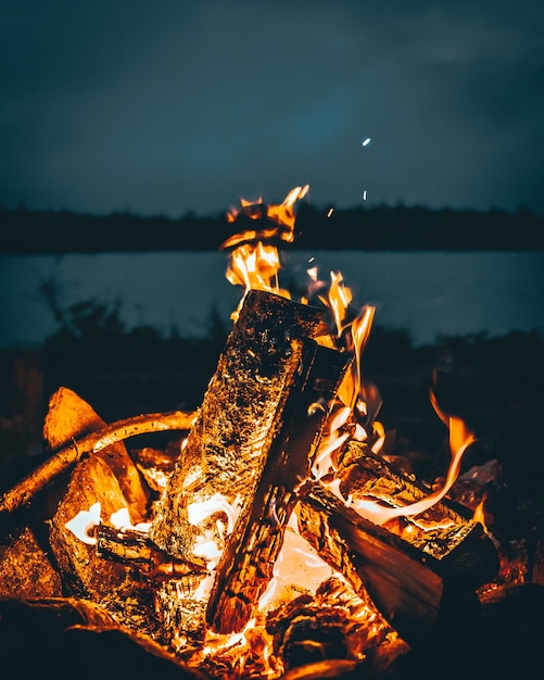 Foto lagerfeuer bei einer holzkonstruktion gegen den himmel in der nacht