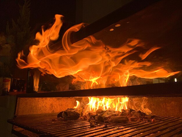 Foto lagerfeuer bei holzfeuer in der nacht