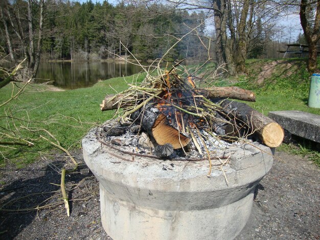 Foto lagerfeuer brennt am seeufer