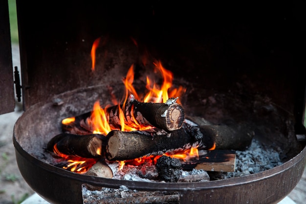 Lagerfeuer im Metallbehälter