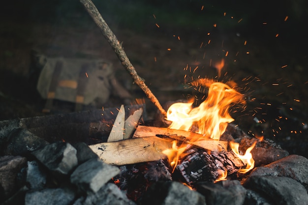 Lagerfeuer in den Wäldern in der Dämmerung