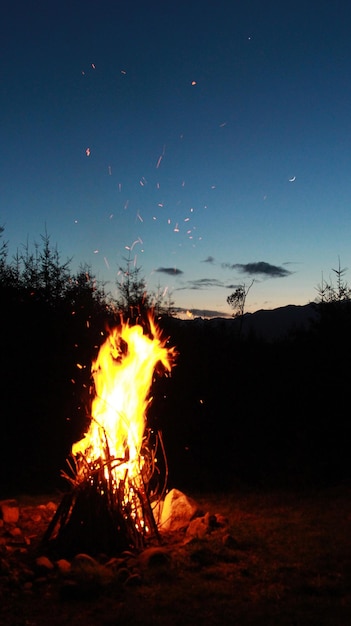 Lagerfeuer in der Dunkelheit