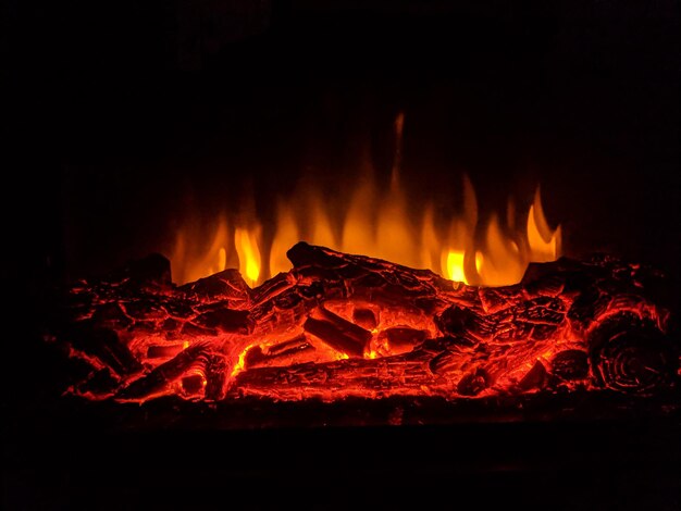 Foto lagerfeuer in der nacht auf einer holzkonstruktion