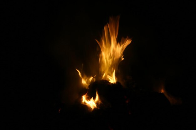 Foto lagerfeuer in der nacht