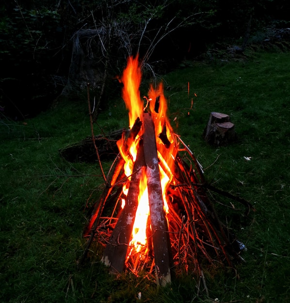 Foto lagerfeuer in der nacht