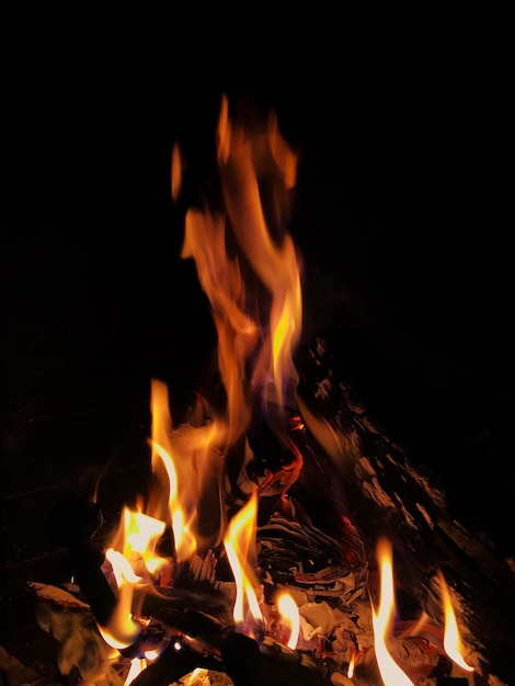 Lagerfeuer in der Nacht