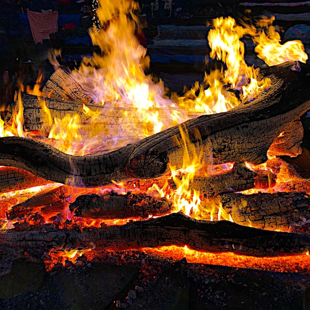 Foto lagerfeuer in der nacht