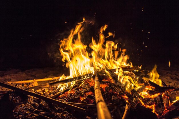 Foto lagerfeuer in der nacht