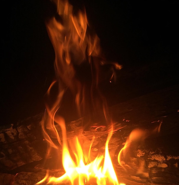 Lagerfeuer in der Nacht