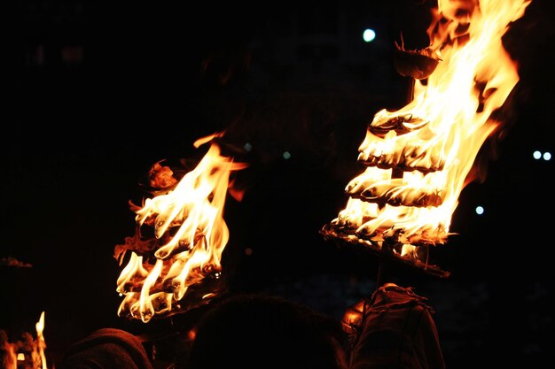 Foto lagerfeuer in der nacht