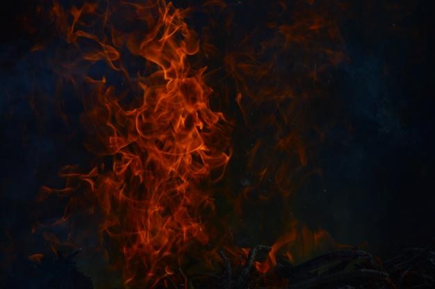 Lagerfeuer in der Nacht