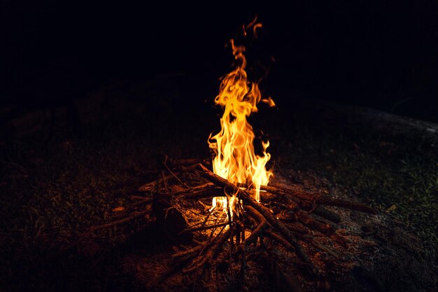 Lagerfeuer in der Nacht