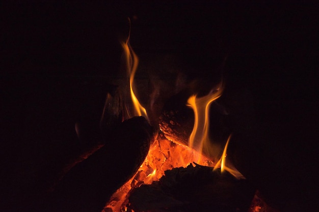 Foto lagerfeuer mit flammen in einem haus