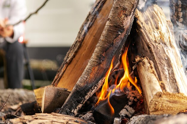 Foto lagerfeuerholz verbrennen