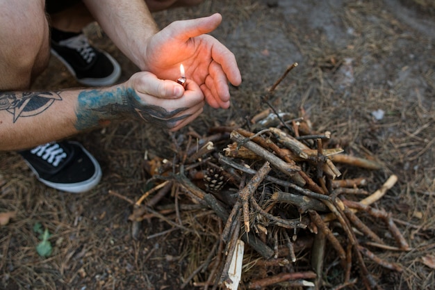 Lagerfeuervorbereitung Tourismus Naturwaldkonzept