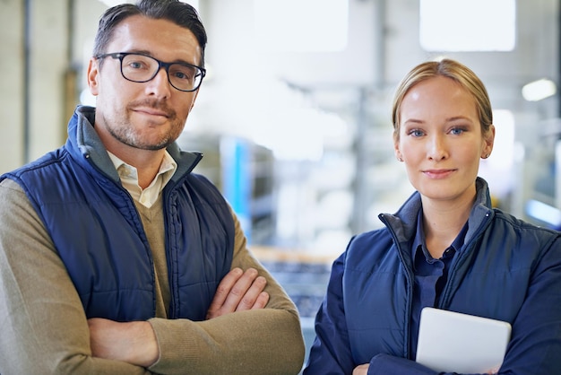 Foto lagerkollegen und lächeln mit tablet porträt und ernst für die lieferung in der fabrik teamarbeit frau und mann in zusammenarbeit für den versand oder die herstellung von waren am arbeitsplatz der fracht