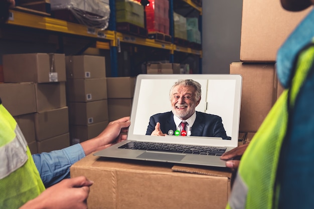 Lagermitarbeiter sprechen bei einem Videoanruf bei der Arbeit