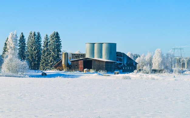 Lagertanks in der Winterlandschaft in Lappland, Finnland