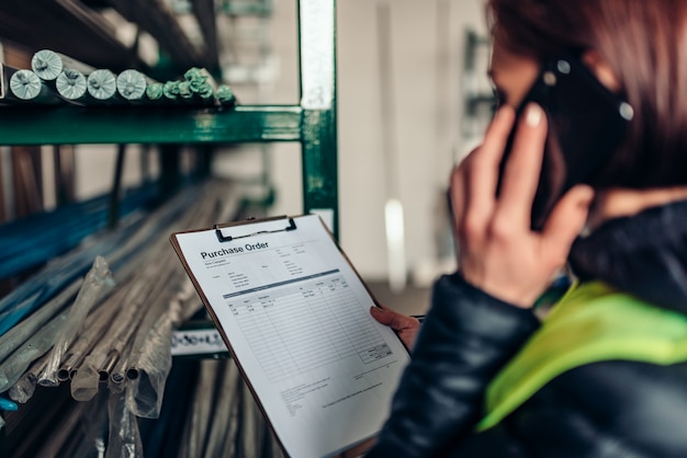 Lagerverwalter mit Telefon