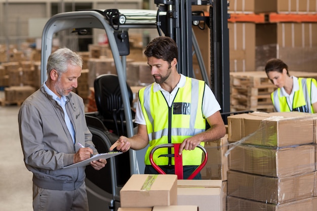 Lagerverwalter und Arbeiter, die eine Sendung vorbereiten