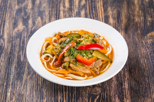 Lagman de fideos asiáticos tradicionales en una placa