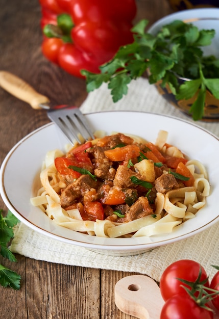 Lagman-Nudeln mit Rindfleisch und Gemüse in einer weißen Schüssel