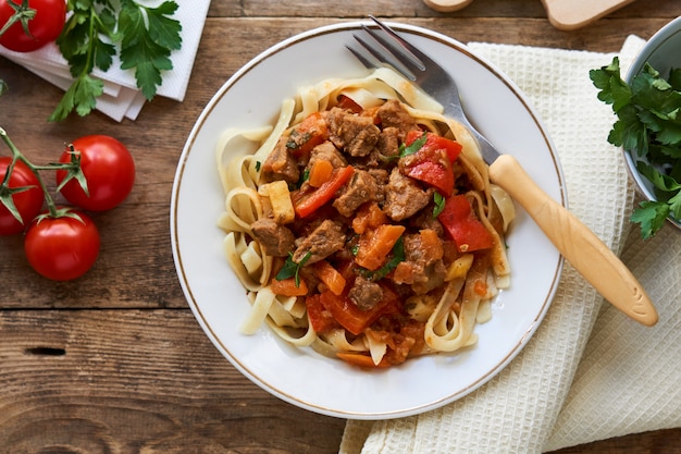 Lagman-Nudeln mit Rindfleisch und Gemüse in einer weißen Schüssel