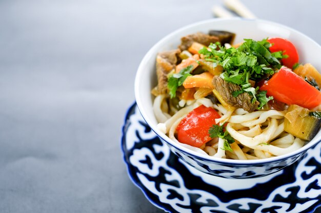 Lagman plato asiático sabroso nacional en un plato sobre la mesa