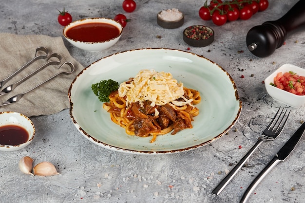 Lagman, refeição típica da Ásia Central, feita de macarrão, carne e vegetais