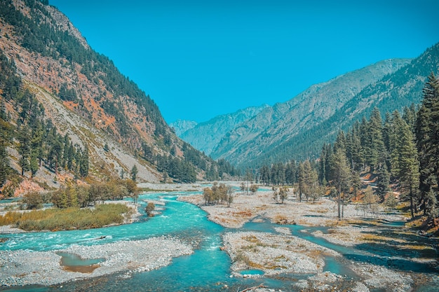 Foto lago a caminho de mahod e kalam, paquistão