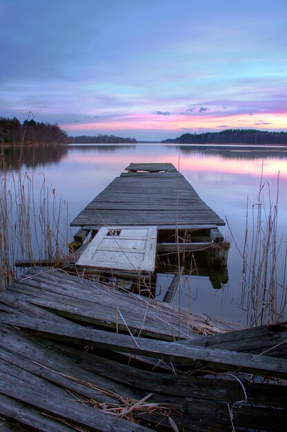 Lago abandonado contra o céu